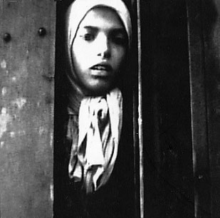 niña gitana en un vagón durante su traslado a Auschwitz en 1943